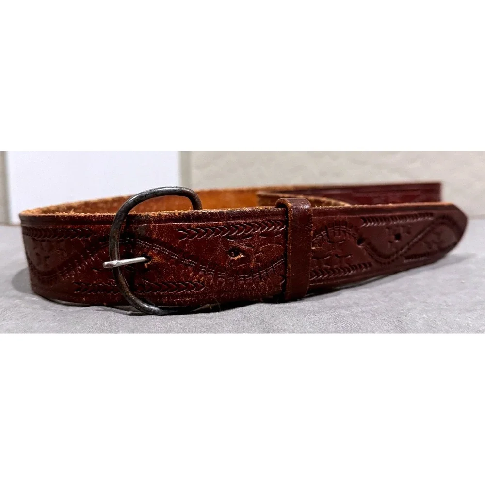 Vintage Mens Brown Tooled Leather Western Belt Horseshoe Buckle 53 Inch Long